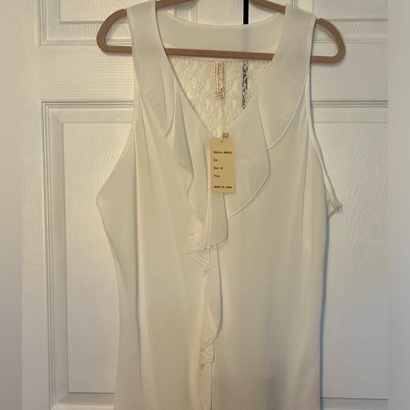 Pretty cream sleeveless blouse with ruffle collar. Size 2X. - Picture 1 of 2